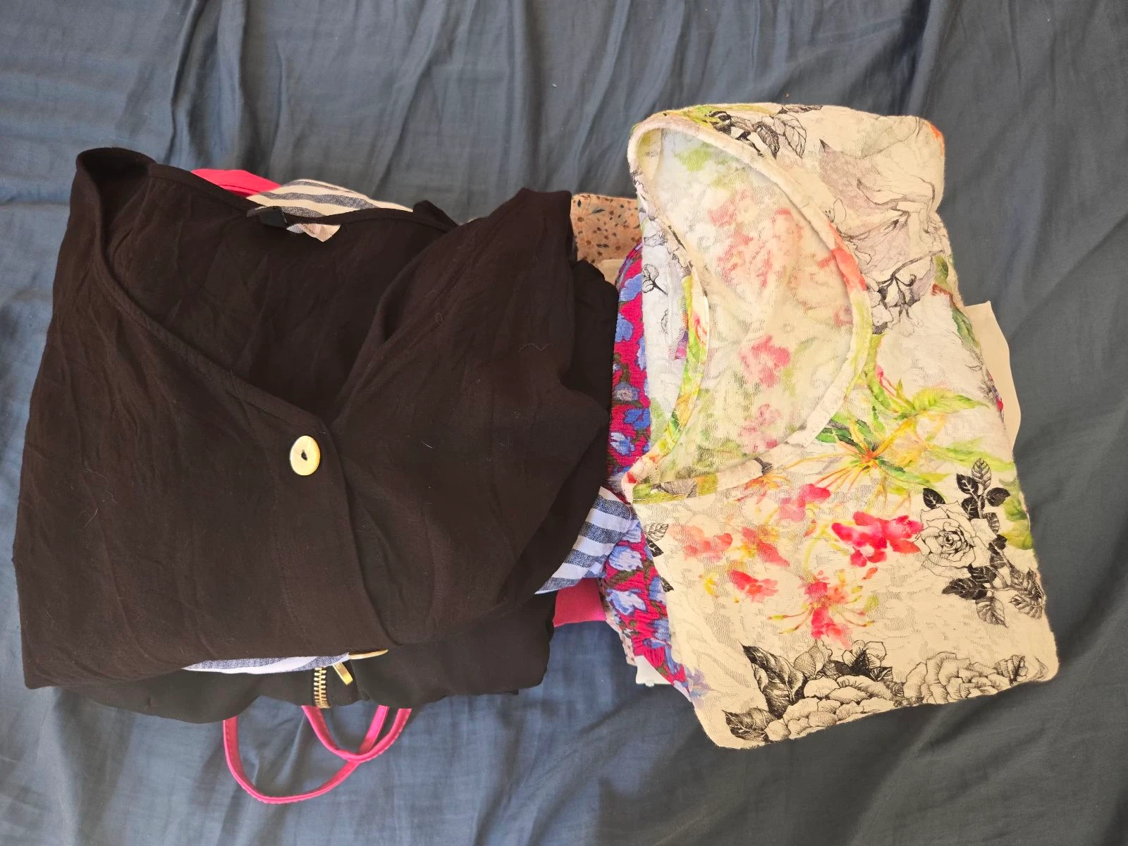 Lot revendeur 12 vêtements femme avec robe de soirée – Tailles diverses – Petit prix